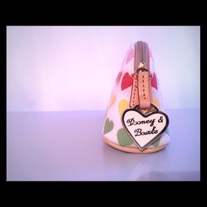 Small Dooney & Bourke zippered clutch