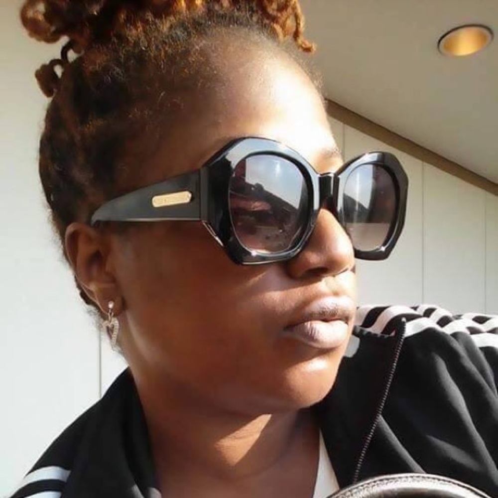 Meet your Posher, Ebony