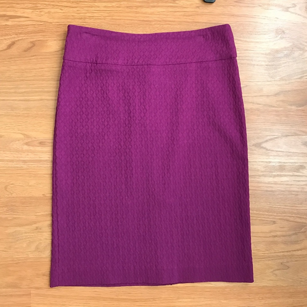 NWT. Margaret M Fuschia pencil skirt. Size M.