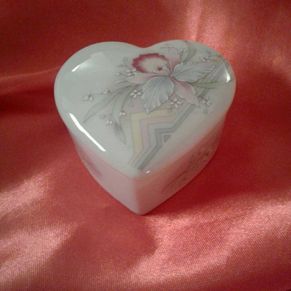 🌸!MARKDOWN!🌸Small Ceramic Heart Trinket Box