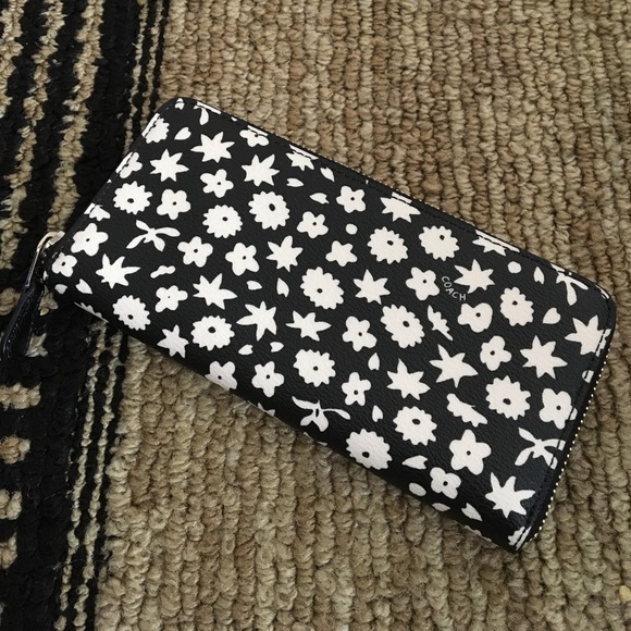 COACH WALLET black & white floral pattern, NWOT - Picture 1 of 3