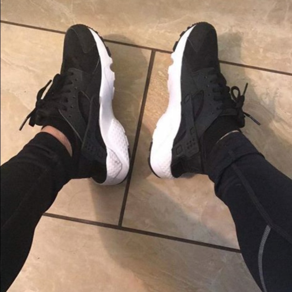 Nike huarche size 4y fit on 6 women