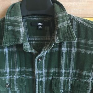 XS UNIQLO OLIVE GREEN BUTTON UP FLANNEL