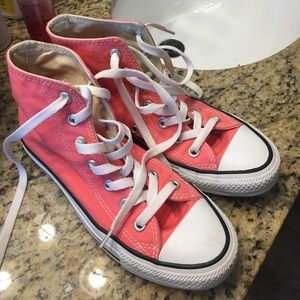 NEVER WORN SIZE 6 PINK HIGH TOP CONVERSE