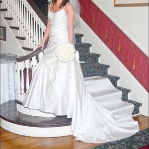 Size 8 wedding dress. Bust 36" I'm 5'7"