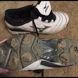 Mizuno metal cleats. Size 8