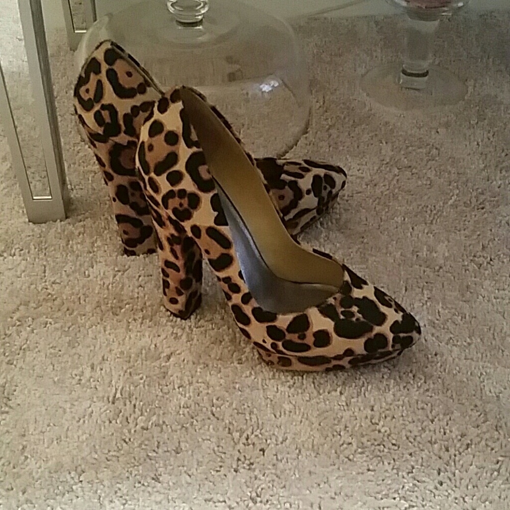 Leopard platform print pump