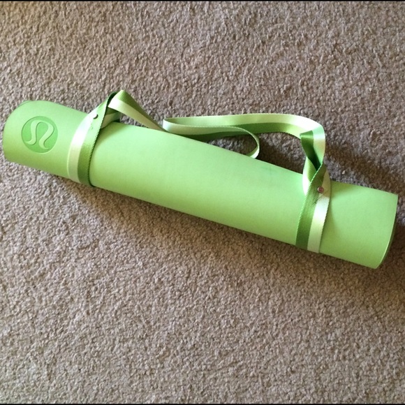 🚫SOLD🚫💕Lululemon 5mm yoga mat & matching strap - Picture 2 of 7