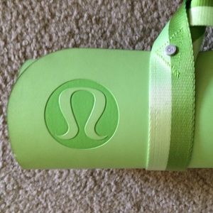 🚫SOLD🚫💕Lululemon 5mm yoga mat & matching strap