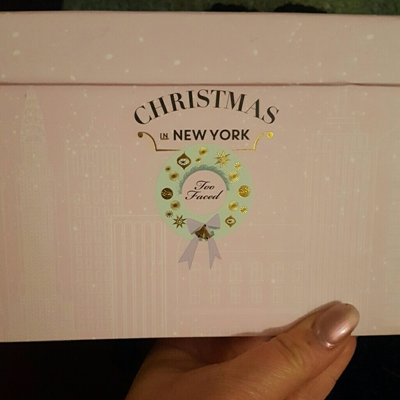 Too Faced Merry Macarons 2016 Christmas palette - Picture 2 of 5