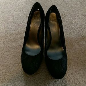 Black lace women's heels