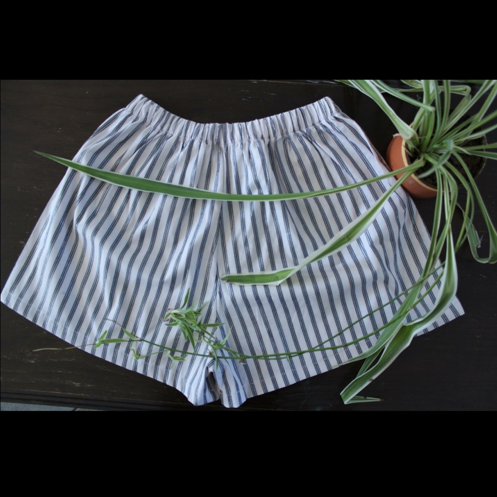 Women short (size M )