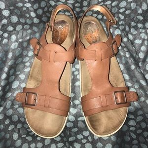 Easy Spirit Ecollection Tan sandals.