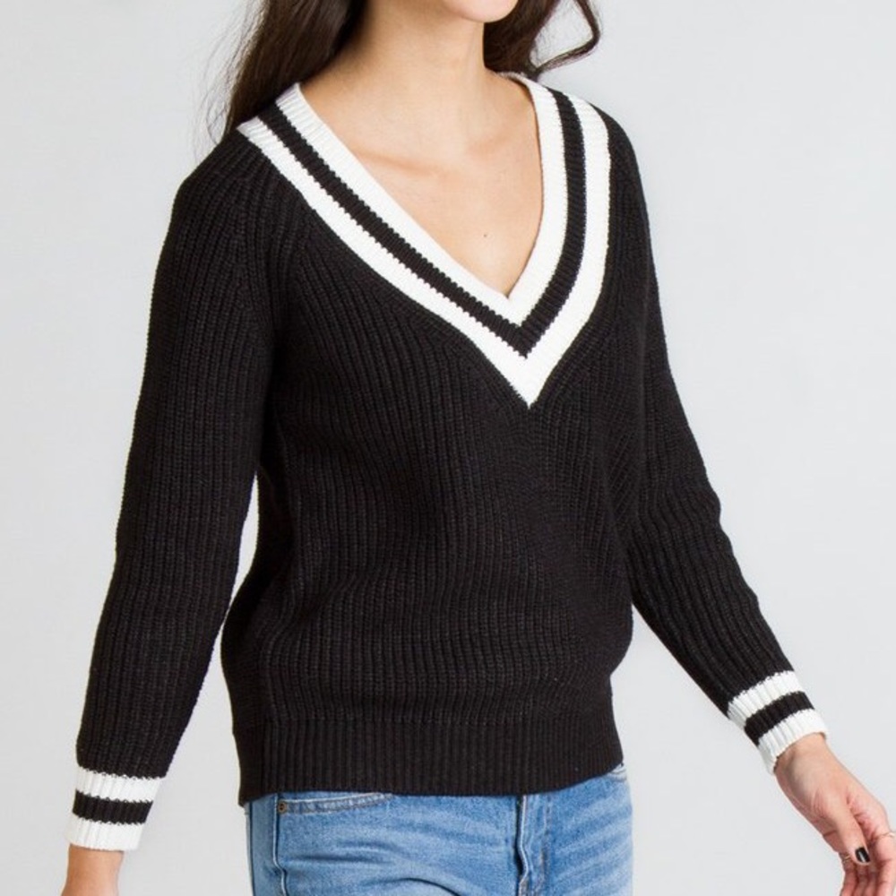 V-neck sweater in black