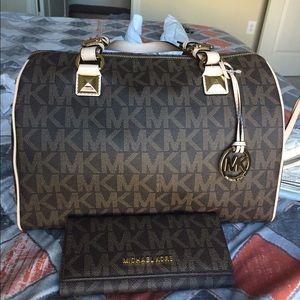Michael kors carryall with match wallet