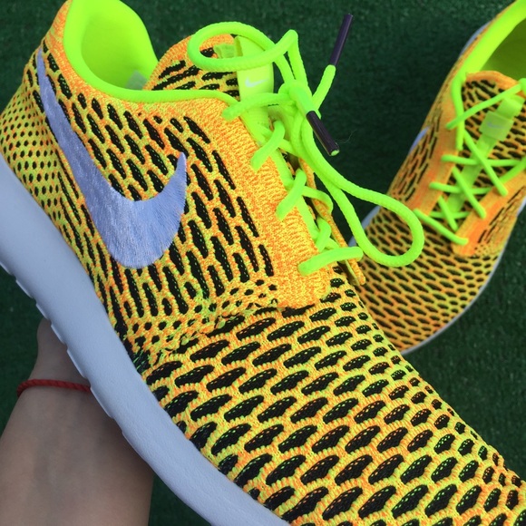 Women's Nike Roshe one Flyknit sneakers - Picture 3 of 4