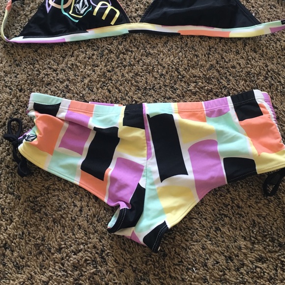 Rare Volcom reversible bikini - Picture 2 of 4