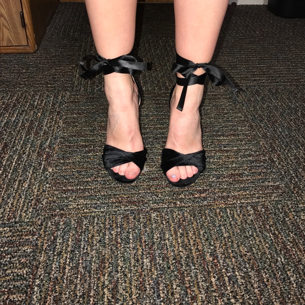 Steve Madden Clary-V - Lace Up Cylinder Pumps