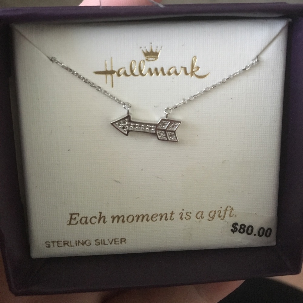 Host pick x2 🍾🏖Hallmark arrow necklace