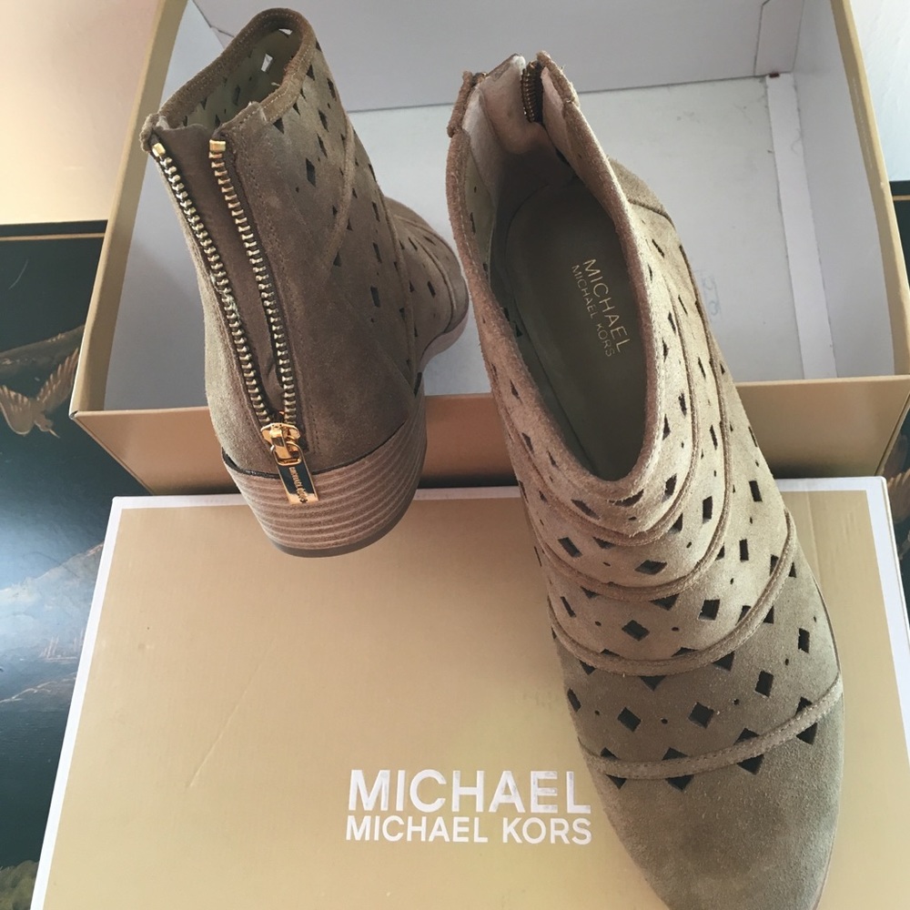 💜Michael Kors Suede Boots - Picture 2 of 4