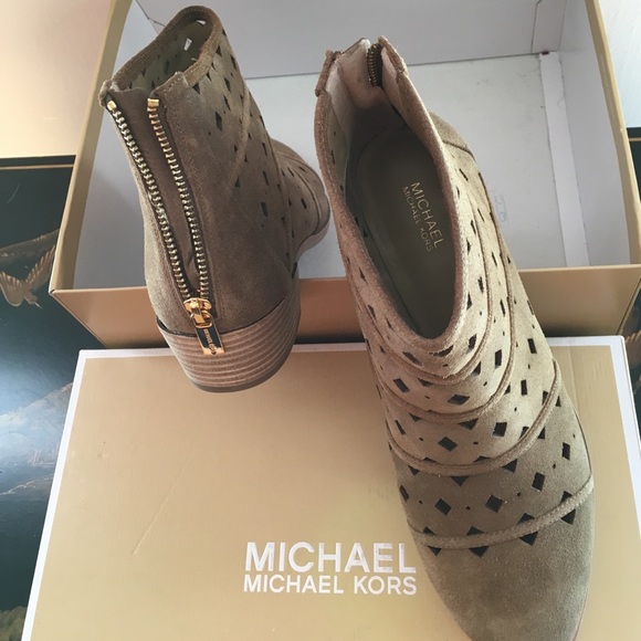 💜Michael Kors Suede Boots - Picture 2 of 4