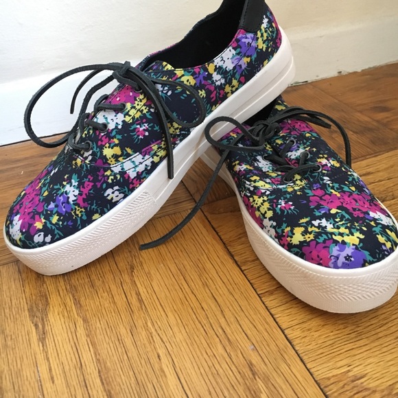 Kensie - Wally Floral Fashion Sneaker - Picture 4 of 7
