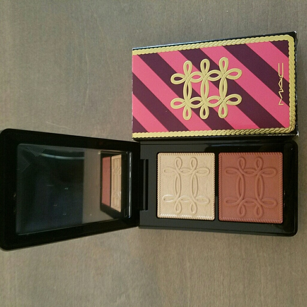 Mac nutcracker sweet copper compact