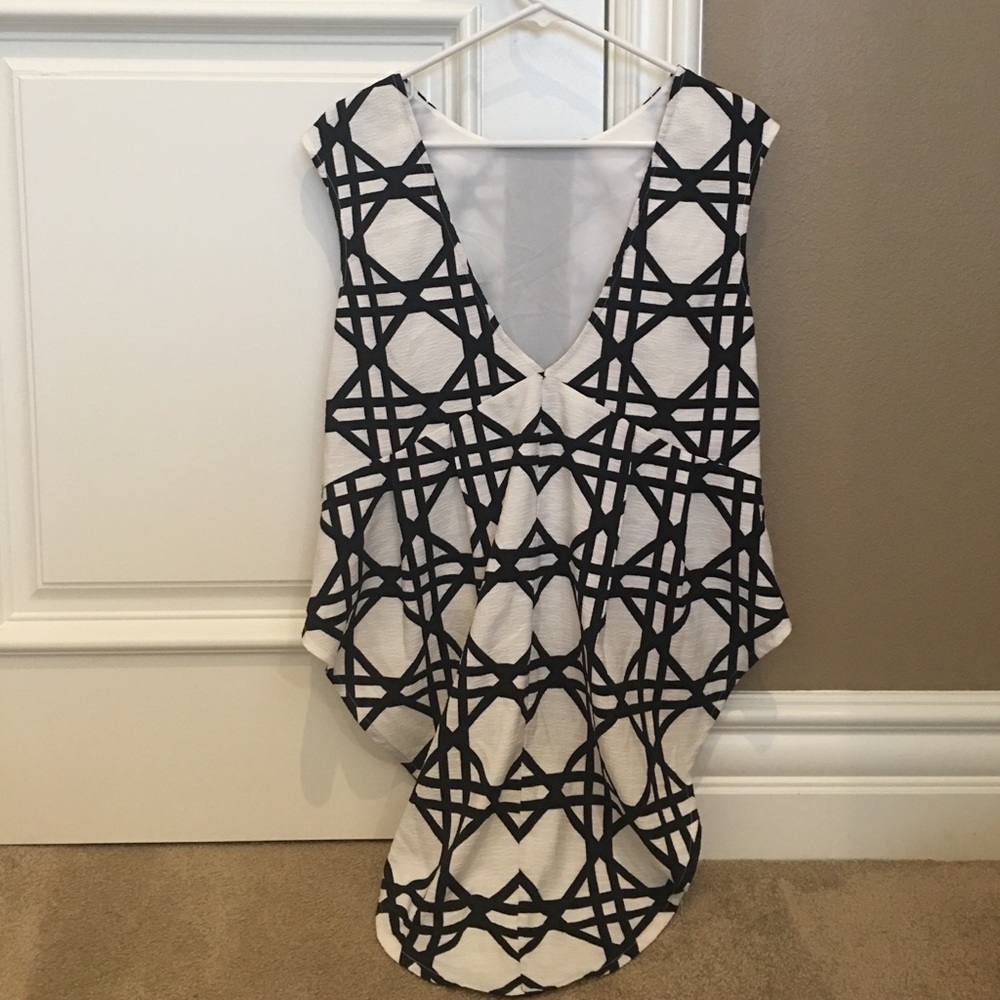 🆕 Low-High Minimalistic Patterned Top - Picture 2 of 6
