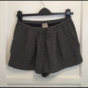 HAUTE HIPPIE SILK PRINTED PLEATED FRONT SHORTS SML