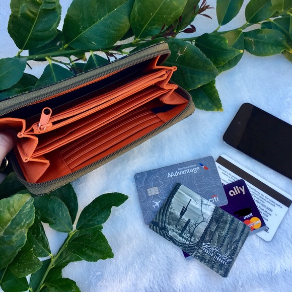 Nine West animal pattern clutch in great condition - Picture 2 of 5