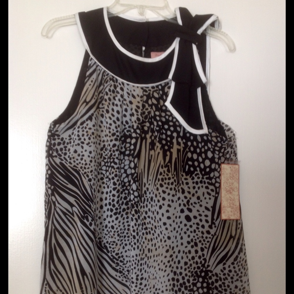 💐☘😘HP💐👏👏6/15 ❤️Black and white sleeveless top