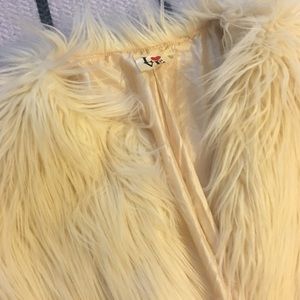 Jackets & Coats - CREAM CROP FAUX FUR JACKET SZ S Jackets & Coats - CREAM CROP FAUX FUR JACKET SZ S