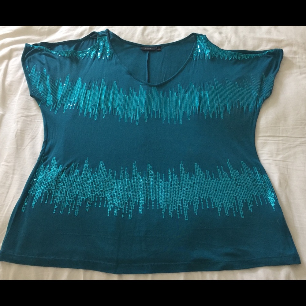 Open shoulder sequined tee ✨👚✨