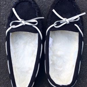 SUPER CUTE BLACK MOCCASINS SIZE 7.5/8
