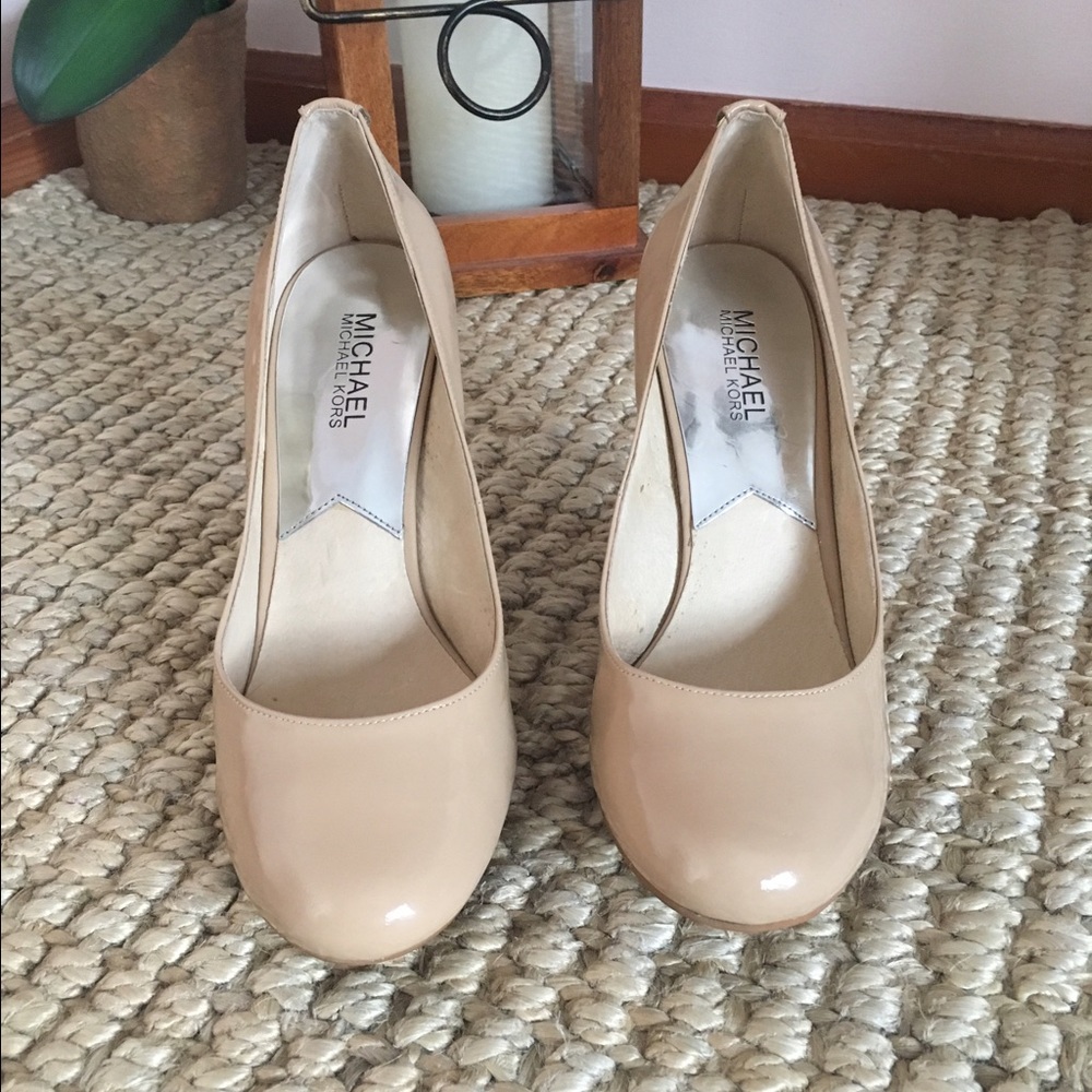 Nude round pumps