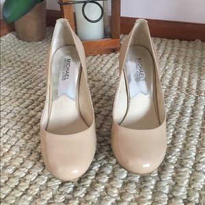 Nude round pumps