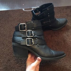 Grunge heeled boots