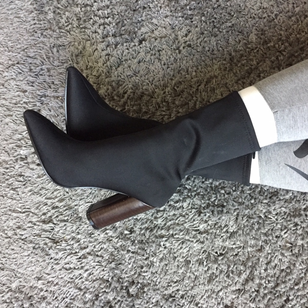 POINTED TOE BLACK BOOTIES
