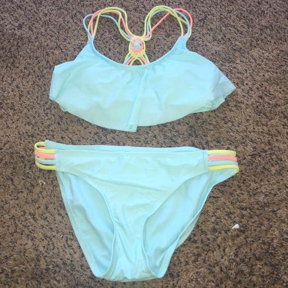 Bikini - Picture 1 of 4