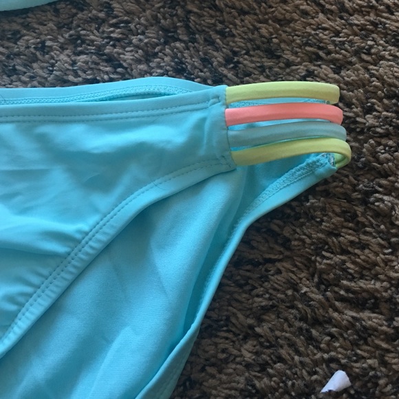 Bikini - Picture 2 of 4