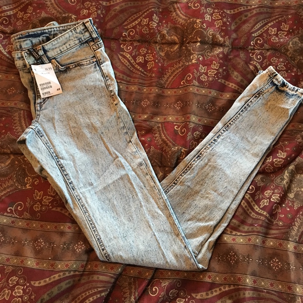 Divided acid wash skinny jeans
