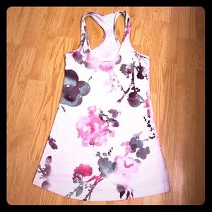 💕💕GORGEOUS LULU RARE BLURRED BLOSSOM TOP💕💕