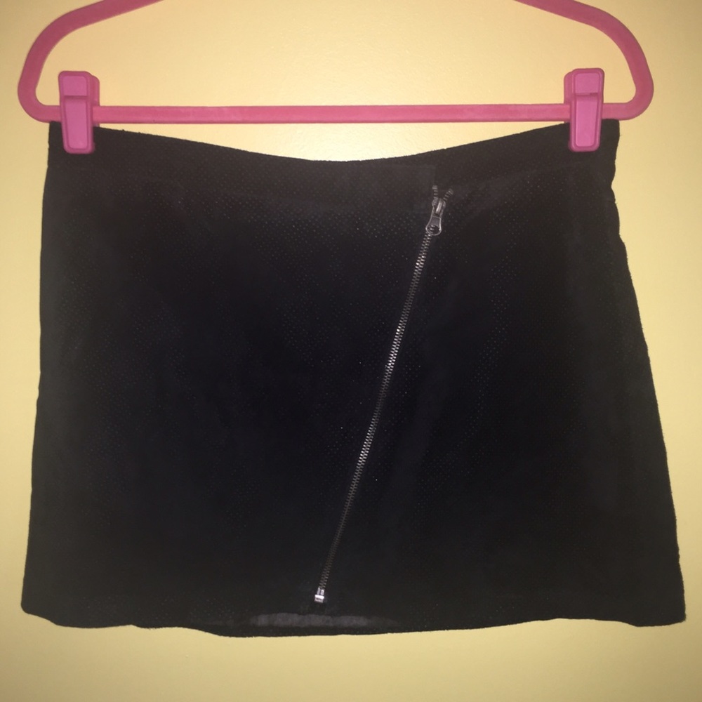 'Aqua' sz L blk leather perforated skirt w/ zipper