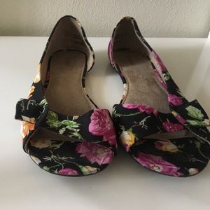Floral peep toe flats