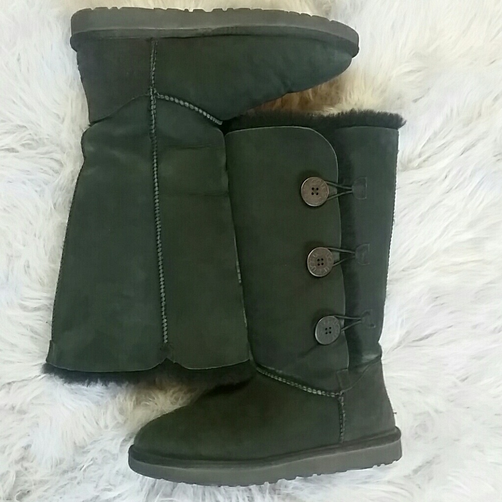 Black triple bailey button Uggs