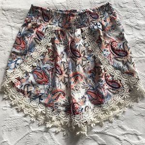 Small Patterned shorts with decorative lace