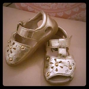 ➡REDUCED PRICE! See Kai Run gold velcro sandals