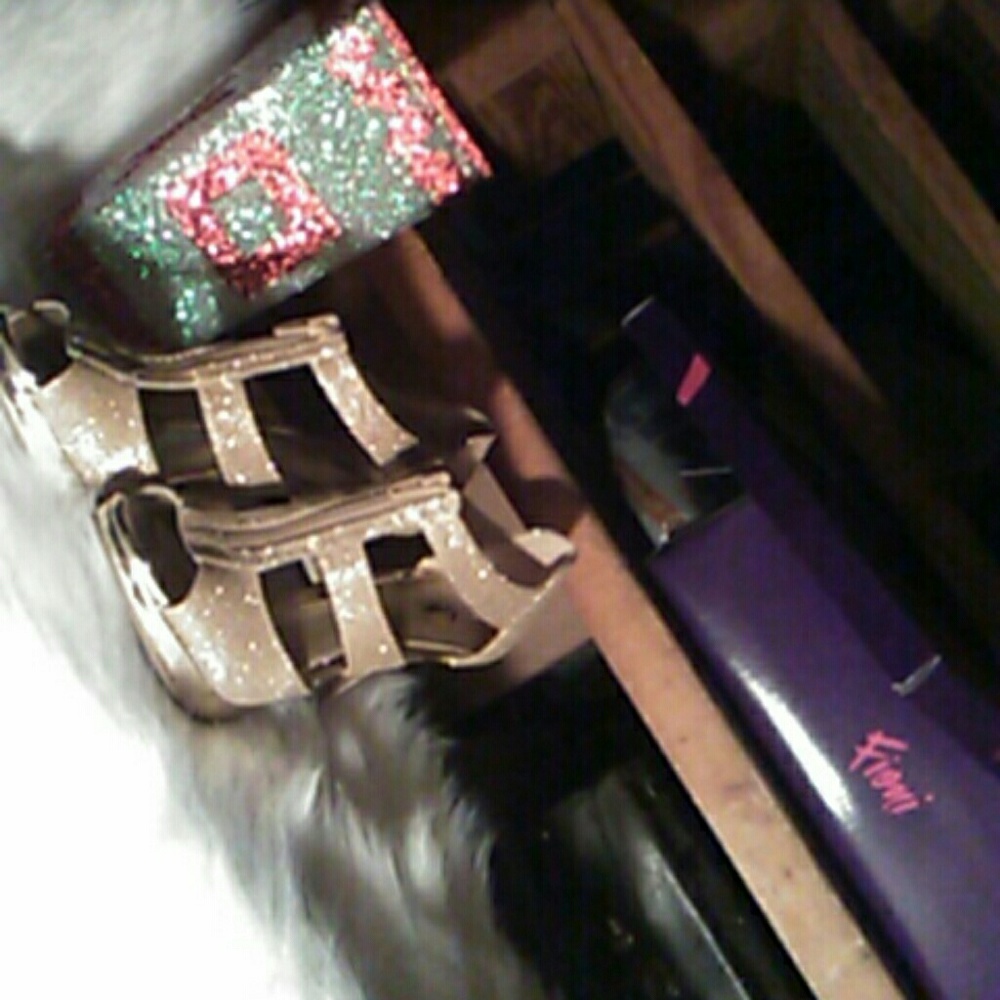 Such gorgeous golden zipper high heels!!