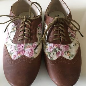 French wing tip lace up shoes