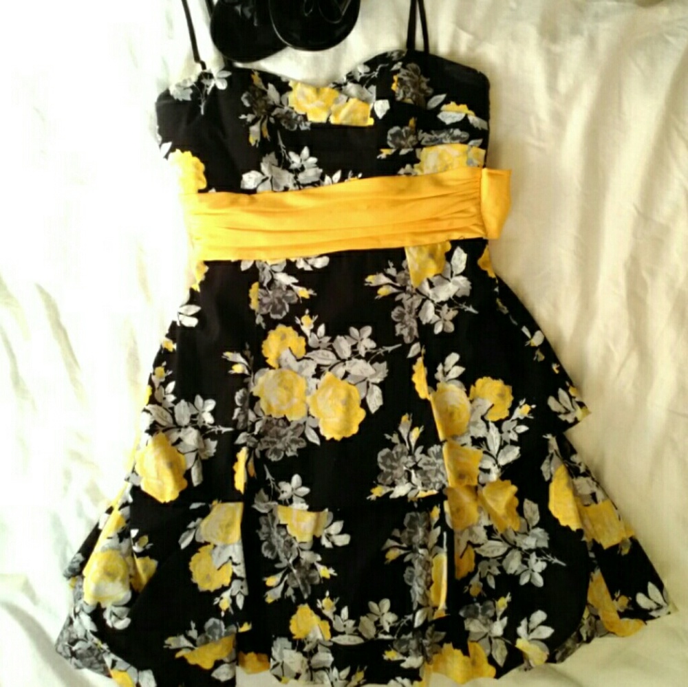 EUC Floral Swing Black & Yellow Dress Small